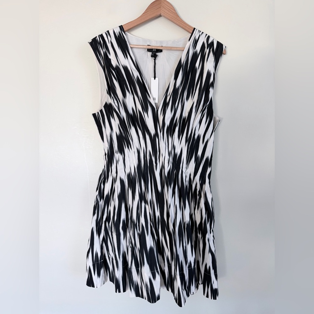 Banana Republic Black and White Patterned Dress 36.5 inches